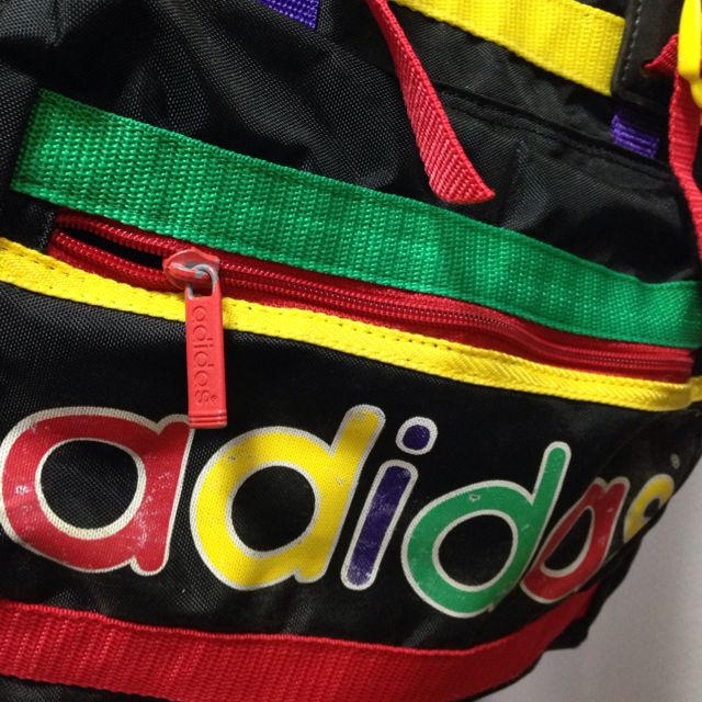 adidas(アディダス)のUsedアディダスカラフルリュック レディースのバッグ(リュック/バックパック)の商品写真