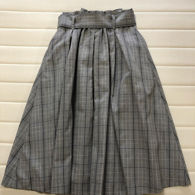 HONEYS(ハニーズ)のスカート オフィスカジュアル リボンベルト 細縞 グレー レディースのスカート(ひざ丈スカート)の商品写真
