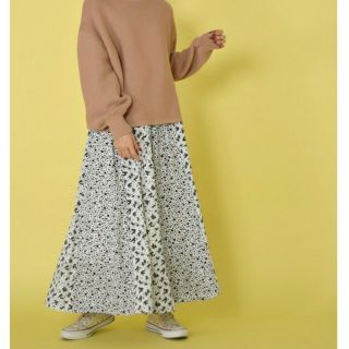 ダブルクローゼット(w closet)のダブルクローゼット 小花柄パネル切替ギャザースカート 完売(ロングスカート)