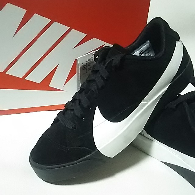 NIKE(ナイキ)の
定価10260円限定ビッグスウォッシュ!ナイキブレザーシティ新品スニーカー黒白 レディースの靴/シューズ(スニーカー)の商品写真