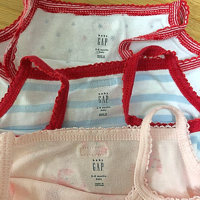 babyGAP(ベビーギャップ)の美品♡baby GAP 女の子 キャミ まとめ売り♡3-6m  キッズ/ベビー/マタニティのベビー服(~85cm)(タンクトップ/キャミソール)の商品写真