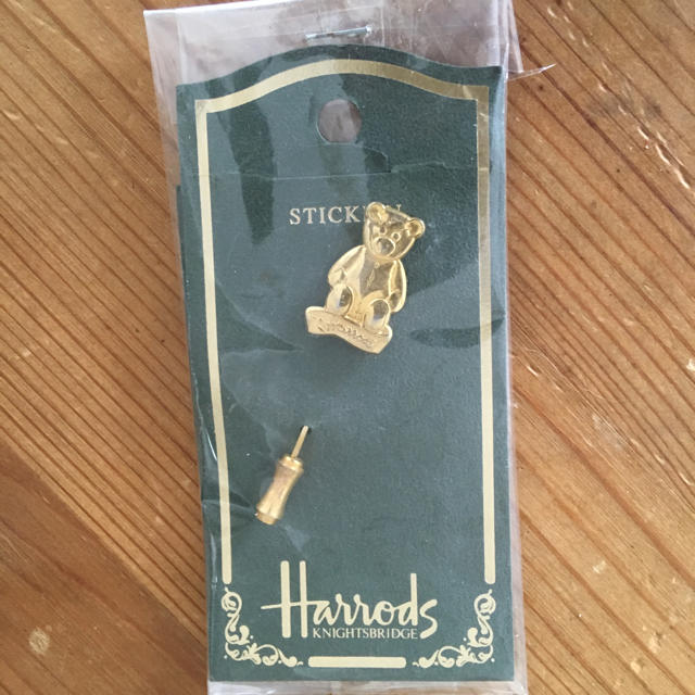 Harrods(ハロッズ)の♪値下げ♪  ハロッズ  Harrods  ベア  ピンブローチ レディースのアクセサリー(ブローチ/コサージュ)の商品写真