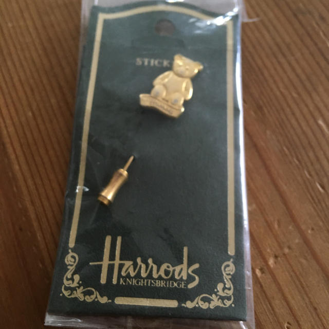 Harrods(ハロッズ)の♪値下げ♪  ハロッズ  Harrods  ベア  ピンブローチ レディースのアクセサリー(ブローチ/コサージュ)の商品写真