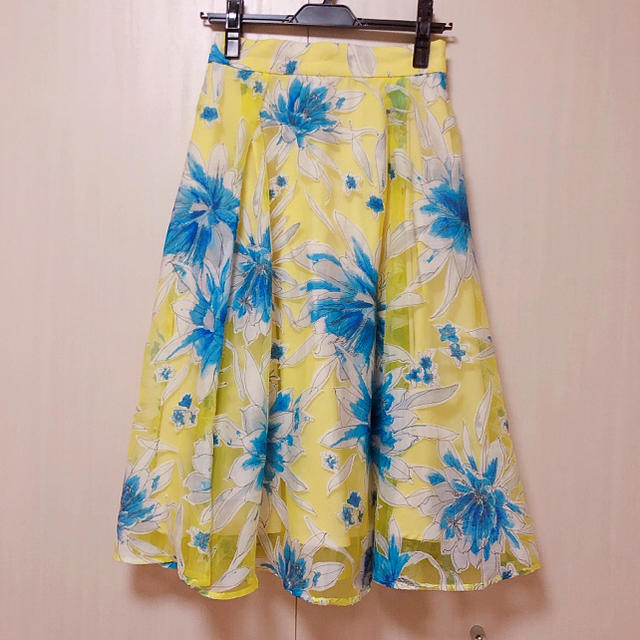 MERCURYDUO(マーキュリーデュオ)のマーキュリーデュオ ＢＩＧフラワーオパールフラワータックスカート イエロー レディースのスカート(ひざ丈スカート)の商品写真
