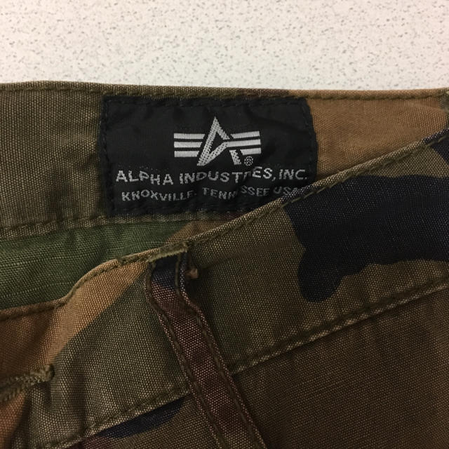 ALPHA INDUSTRIES(アルファインダストリーズ)の美品★アルファインダストリーズ カモ柄カーゴパンツ メンズMサイズ メンズのパンツ(ワークパンツ/カーゴパンツ)の商品写真