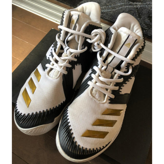 adidas(アディダス)のバスケシューズ スポーツ/アウトドアのスポーツ/アウトドア その他(バスケットボール)の商品写真