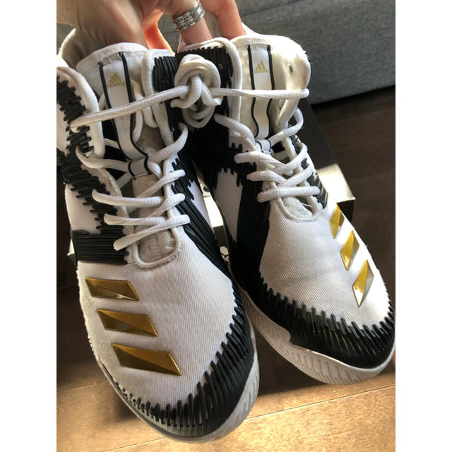 adidas(アディダス)のバスケシューズ スポーツ/アウトドアのスポーツ/アウトドア その他(バスケットボール)の商品写真