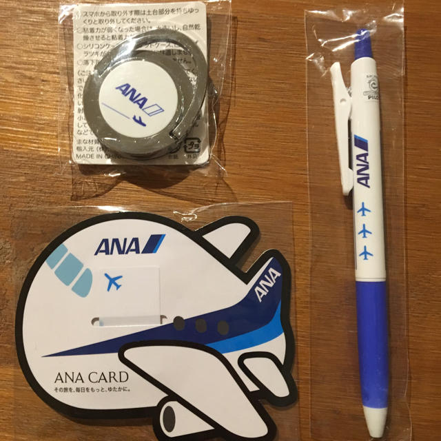 ANA(全日本空輸)(エーエヌエー(ゼンニッポンクウユ))の新品未開封ANA ノベルティー   スマホリング、付箋、ボールペン インテリア/住まい/日用品の文房具(その他)の商品写真