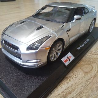 ニッサン(日産)の2009 Nissan GT-R （R35）1/18 Maisto ダイキャスト(ミニカー)