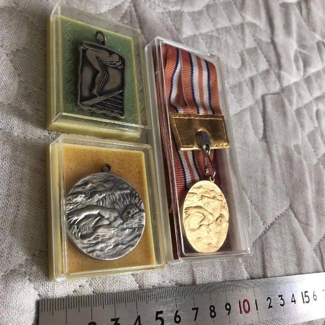 水泳選手権のメダル 金１つ 銀２つ セット エンタメ/ホビーの美術品/アンティーク(その他)の商品写真