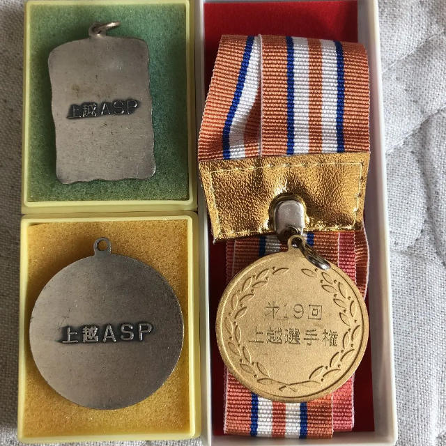 水泳選手権のメダル 金１つ 銀２つ セット エンタメ/ホビーの美術品/アンティーク(その他)の商品写真
