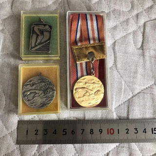 水泳選手権のメダル 金１つ 銀２つ セット(その他)