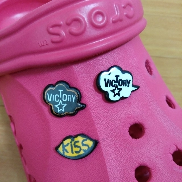 crocs(クロックス)のメッセージ黒1個　シルバースタッズ四角4個 メンズのアクセサリー(その他)の商品写真