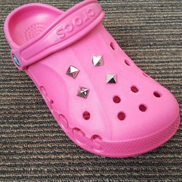 crocs(クロックス)のメッセージ黒1個　シルバースタッズ四角4個 メンズのアクセサリー(その他)の商品写真