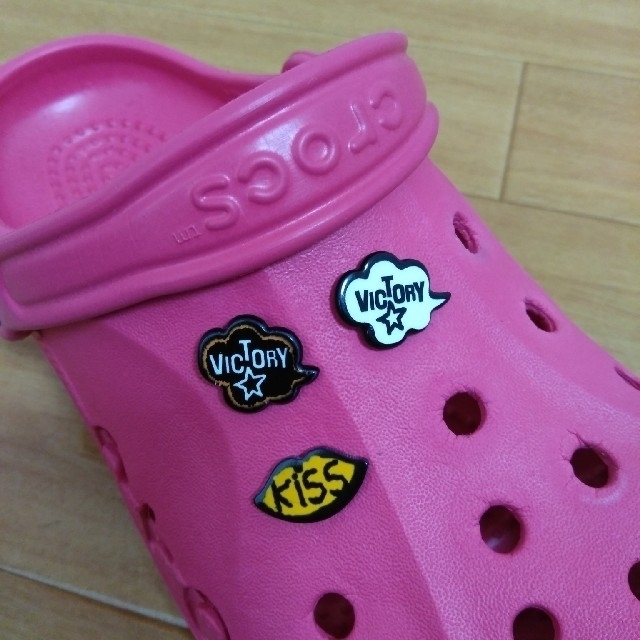 crocs(クロックス)のメッセージ黒1個　シルバースタッズ四角4個 メンズのアクセサリー(その他)の商品写真