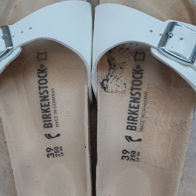 BIRKENSTOCK(ビルケンシュトック)のBIRKENSTOCK 白 サンダル25センチ レディースの靴/シューズ(サンダル)の商品写真