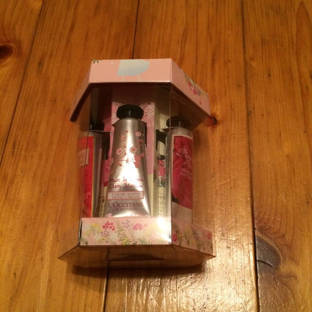 L'OCCITANE(ロクシタン)のロクシタン フラワーコレクション  コスメ/美容のボディケア(ハンドクリーム)の商品写真