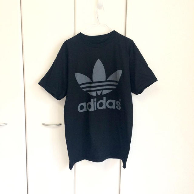 adidas(アディダス)のブラックTシャツ メンズのトップス(Tシャツ/カットソー(半袖/袖なし))の商品写真