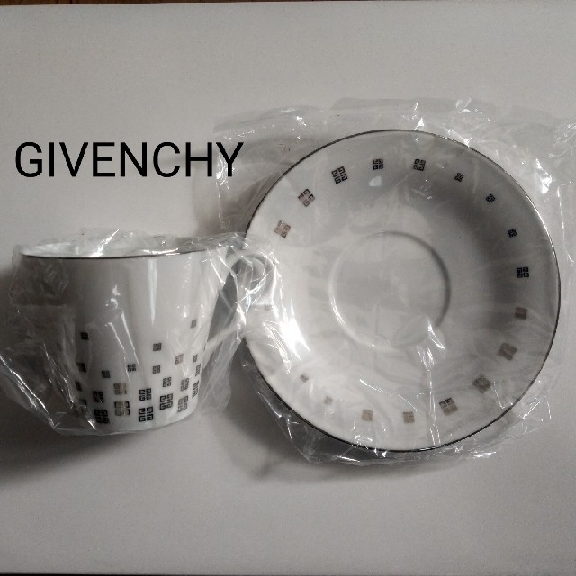 GIVENCHY(ジバンシィ)の『みなさま専用』GIVENCHYジバンシー♯ティーカップと受け皿×2、角皿×1 インテリア/住まい/日用品のキッチン/食器(グラス/カップ)の商品写真