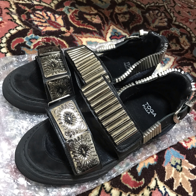 最新入荷 - TOGA 【大人気商品】TOGA ブラック メタルスニーカー