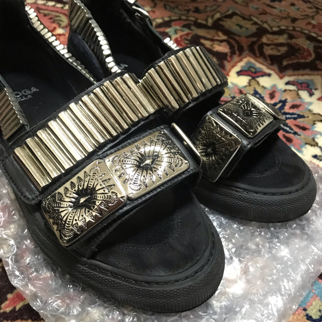最新入荷 - TOGA 【大人気商品】TOGA ブラック メタルスニーカー