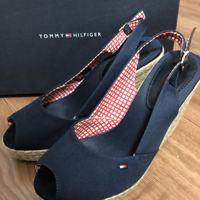 TOMMY HILFIGER(トミーヒルフィガー)の値下げしました　TOMMY HILFIGER ウェッジソールサンダル レディースの靴/シューズ(サンダル)の商品写真