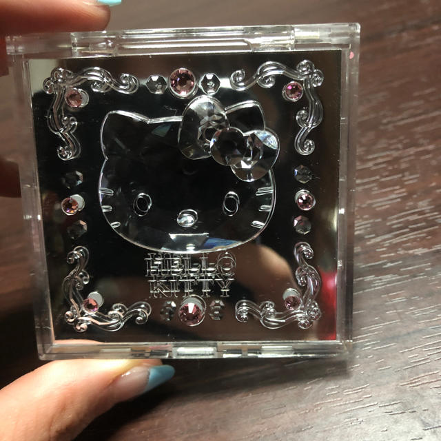 ハローキティ(ハローキティ)のHELLO KITTY BEAUTE アイシャドウパレット 001 コスメ/美容のベースメイク/化粧品(アイシャドウ)の商品写真