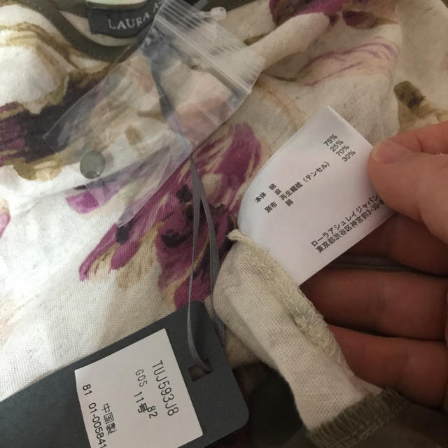 LAURA ASHLEY(ローラアシュレイ)の新品タグ付きローラアシュレイ綿、麻花柄チュニック サイズ11号 レディースのトップス(チュニック)の商品写真
