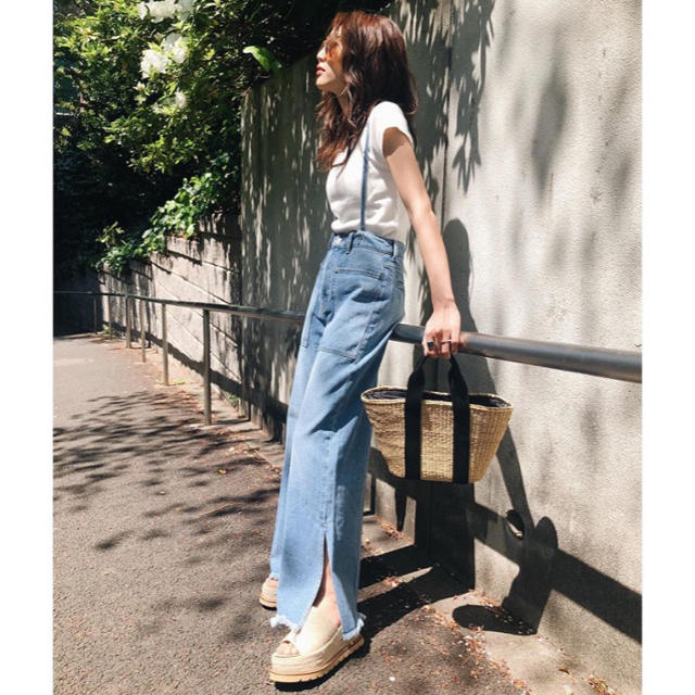 新作即完売！MOUSSY STRAP WIDE DENIMストラップワイドデニム