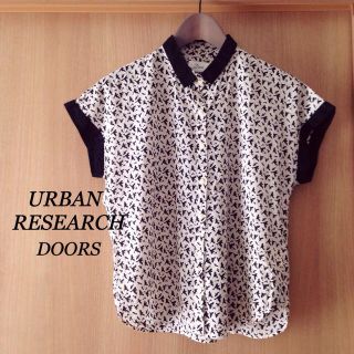 アーバンリサーチ(URBAN RESEARCH)のホワイト×ブラック 鳥の総柄 シャツ(シャツ/ブラウス(半袖/袖なし))