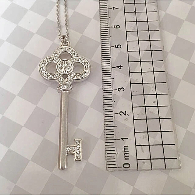 SWAROVSKI(スワロフスキー)の【SALE】グルーデコ  シルバーKEYネックレス/新品♡ レディースのアクセサリー(ネックレス)の商品写真