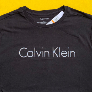 カルバンクライン(Calvin Klein)の【新品】【即発】 Calvin Klein  Tシャツ S(USサイズ) (Tシャツ/カットソー(半袖/袖なし))