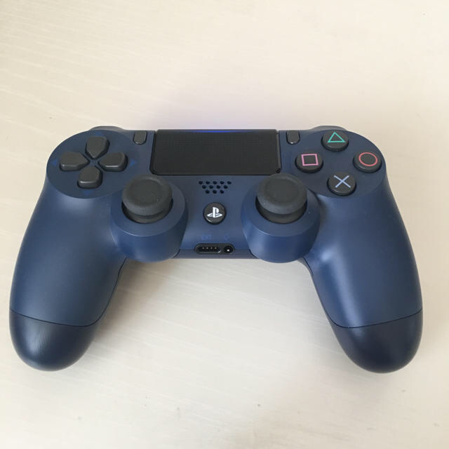 PlayStation4(プレイステーション4)のPS4 ワイヤレスコントローラー DUALSHOCK4 ほぼ新品 エンタメ/ホビーのゲームソフト/ゲーム機本体(その他)の商品写真