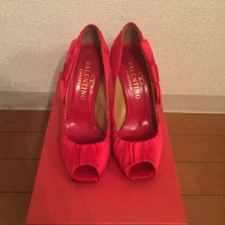 ヴァレンティノ(VALENTINO)の銀座店限定赤サテンリボンパンプス(ハイヒール/パンプス)