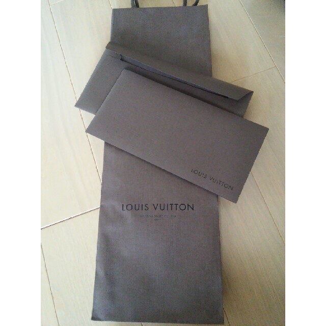LOUIS VUITTON(ルイヴィトン)のルイヴィトン　モノグラム柄ネクタイ　赤　未使用品　箱・袋・封筒付き メンズのファッション小物(ネクタイ)の商品写真