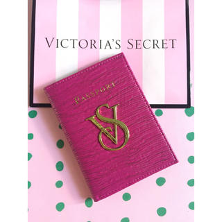 ヴィクトリアズシークレット(Victoria's Secret)のVictoria’s Secret 「新品」濃いピンクパスポートケース(名刺入れ/定期入れ)