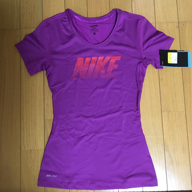 NIKE(ナイキ)の新品 ナイキ レディース 半袖 シャツ レディースのトップス(シャツ/ブラウス(半袖/袖なし))の商品写真