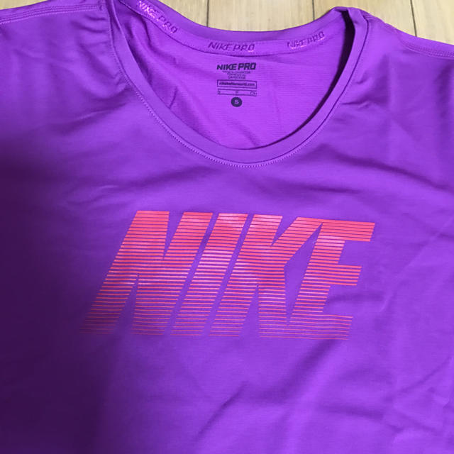 NIKE(ナイキ)の新品 ナイキ レディース 半袖 シャツ レディースのトップス(シャツ/ブラウス(半袖/袖なし))の商品写真