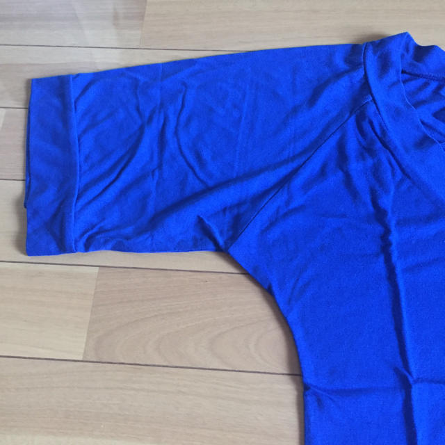 SLY(スライ)のスライロイヤルブルーのカットソーTシャツvネックマウジームルーア レディースのトップス(Tシャツ(半袖/袖なし))の商品写真