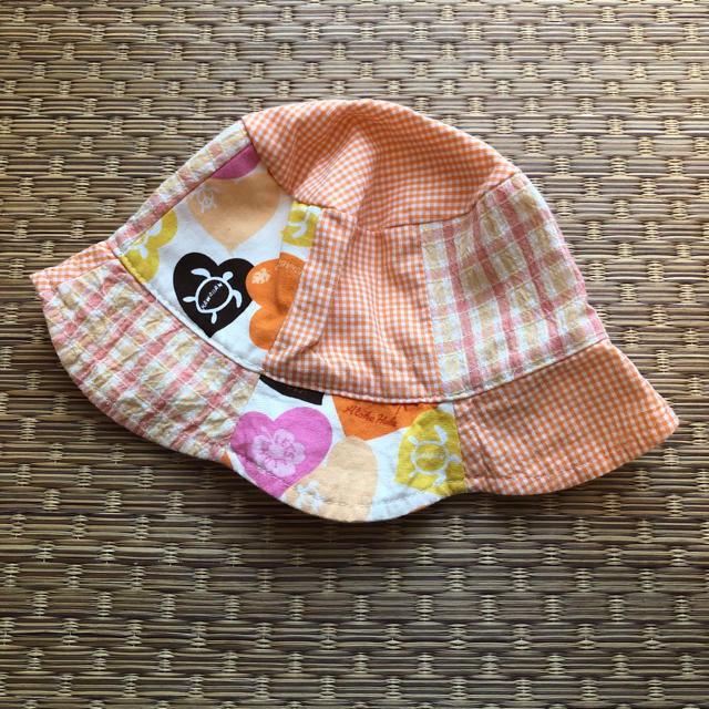 babyGAP(ベビーギャップ)のリバーシブル ハット 帽子 46 オレンジ ホヌ ハワイ 白 刺繍 キッズ/ベビー/マタニティのこども用ファッション小物(帽子)の商品写真