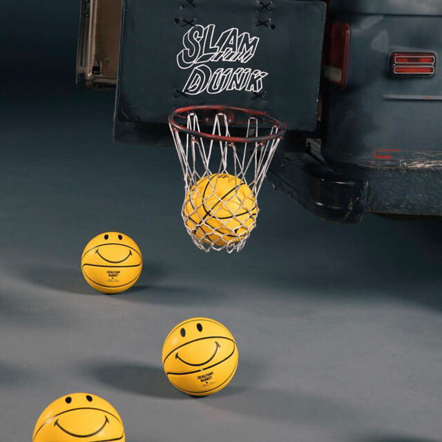 Urban Outfitters(アーバンアウトフィッターズ)の期間限定値下げ！日本未発売　smiley basket ball スポーツ/アウトドアのスポーツ/アウトドア その他(バスケットボール)の商品写真