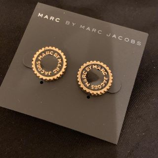 マークバイマークジェイコブス(MARC BY MARC JACOBS)のマークジェイコブズ  ロゴピアス(ピアス)