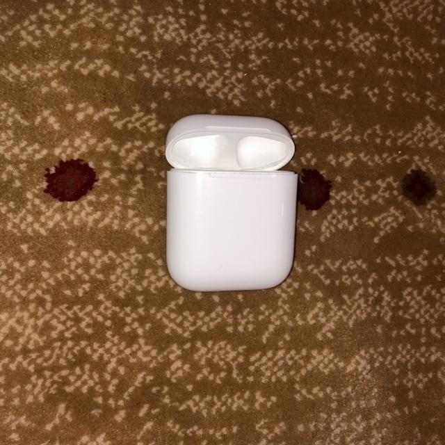 Apple(アップル)の【専用】こう様 Airpods 充電器 スマホ/家電/カメラのオーディオ機器(ヘッドフォン/イヤフォン)の商品写真