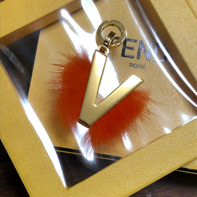 FENDI(フェンディ)のフェンディ アルファベット チャーム Ｖ オレンジ ab Click 美品 レディースのアクセサリー(チャーム)の商品写真