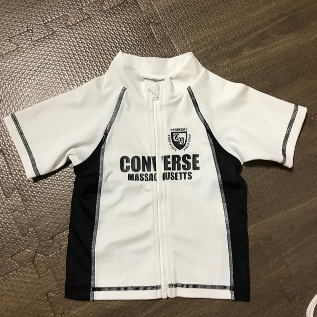 CONVERSE(コンバース)のラッシュガード 半袖 キッズ 100 コンバース 美品 キッズ/ベビー/マタニティのキッズ服男の子用(90cm~)(水着)の商品写真