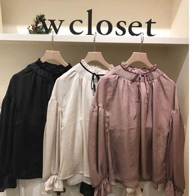 w closet(ダブルクローゼット)のダブルクローゼット♡リボン付きシャーリングブラウス レディースのトップス(シャツ/ブラウス(長袖/七分))の商品写真