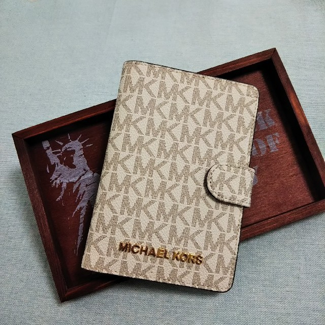 Michael Kors(マイケルコース)のマイケルコース【MICHAEL KORS】パスポートケース シグネチャー 白 その他のその他(その他)の商品写真