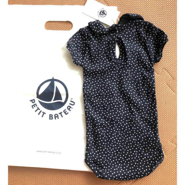 PETIT BATEAU(プチバトー)の【新品・未使用】プチバトー 半袖 ボディ ドット 水玉 6m キッズ/ベビー/マタニティのベビー服(~85cm)(ロンパース)の商品写真