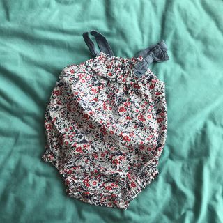 ベビーギャップ(babyGAP)の値下げました！babyGAP 小花柄ロンパース(ロンパース)