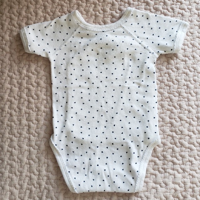 PETIT BATEAU(プチバトー)のプチバトー ハートドットロンパース 6m67cm キッズ/ベビー/マタニティのベビー服(~85cm)(ロンパース)の商品写真